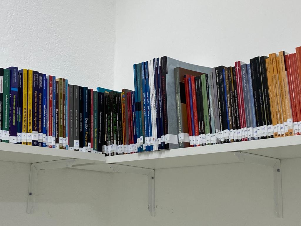 Escola recebe doação de livros do Grupo Uninter