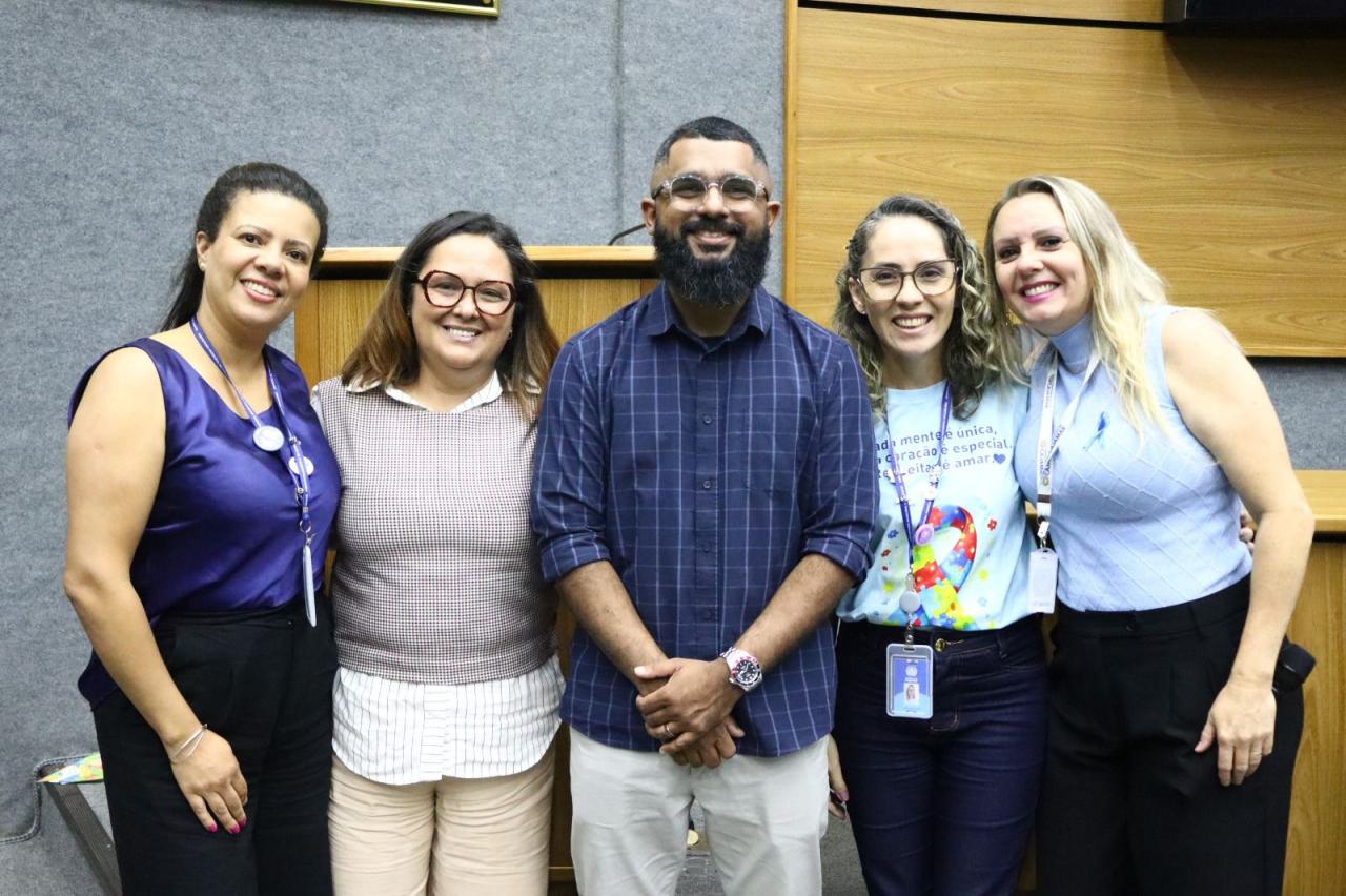 Escola do Legislativo promove palestra sobre conscientização do autismo
